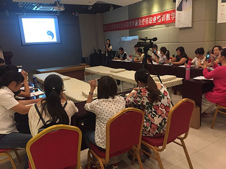 老艾堂第7期中医灸疗师技术培训会赵心老师授课 老艾堂第7期中医灸疗师技术培训会赵心老师授课