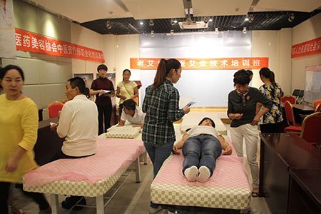 老艾堂第7期中医灸疗师技术培训班学员互练 老艾堂第7期中医灸疗师技术培训班学员互练